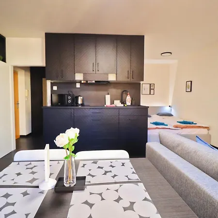 A Comfy In Smichov - Andel Apartment *